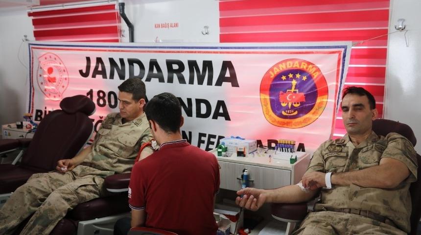 Jandarma personeli kan bağında bulundu
