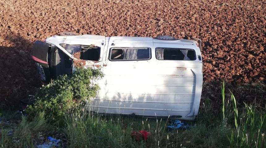 Düğünden dönenleri taşıyan minibüs devrildi: Çok sayıda yaralı