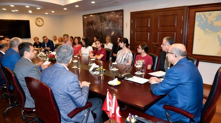 Vali Demirtaş, en &ccedil;ok atık toplayan okulların y&ouml;neticilerine &ouml;d&uuml;llerini verdi
