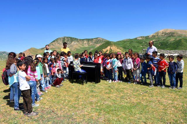 Görme engelli Bager, köydeki öğrencilere piyano ile konser verdi