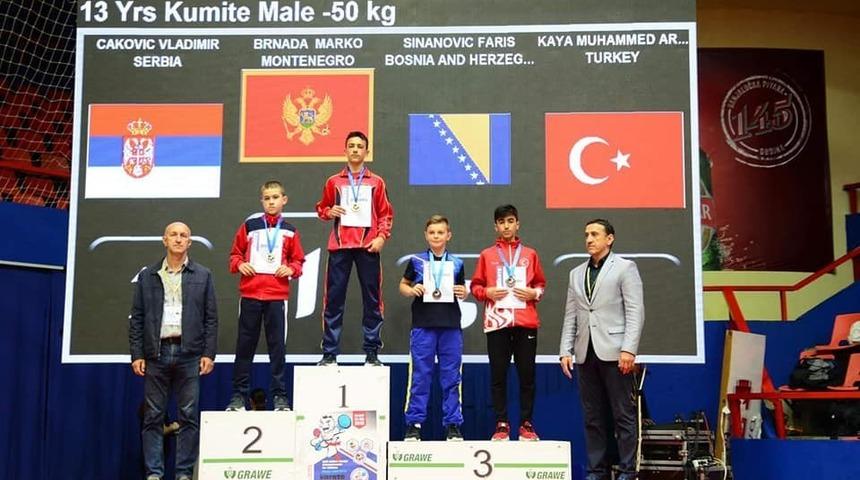 Kaya, Balkan &uuml;&ccedil;&uuml;nc&uuml;s&uuml; oldu