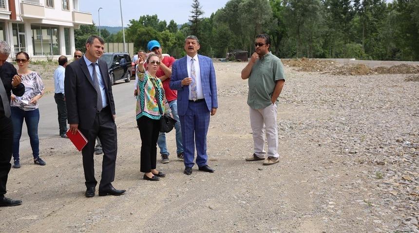 Daire m&uuml;d&uuml;rleri ile park alanında inceleme