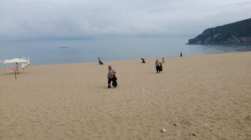 Temizlik ekiplerinden piknik alanı ve sahilde hummalı &ccedil;alışma