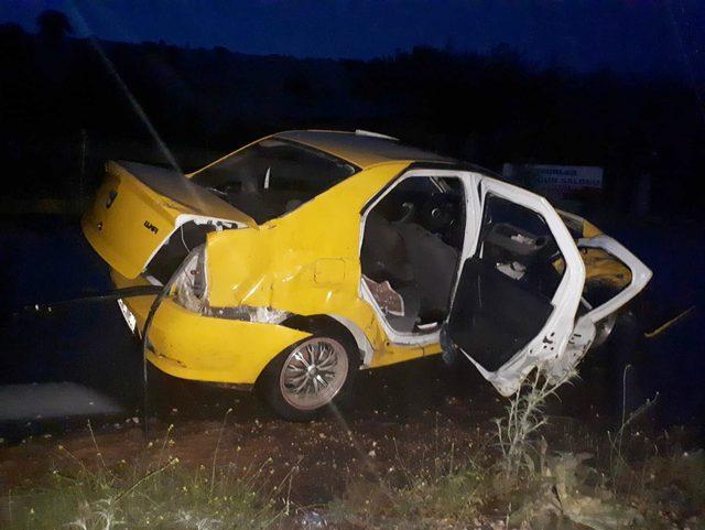 Taksi ile hafif ticari araç çarpıştı: 2 ölü, 5 yaralı