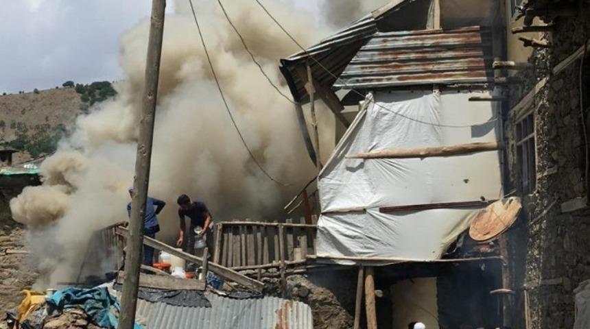 Bah&ccedil;esaray&rsquo;da ev yangını