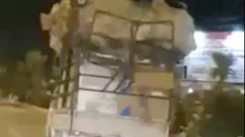 Kamyon &uuml;st&uuml;nde tehlikeli yolculuk