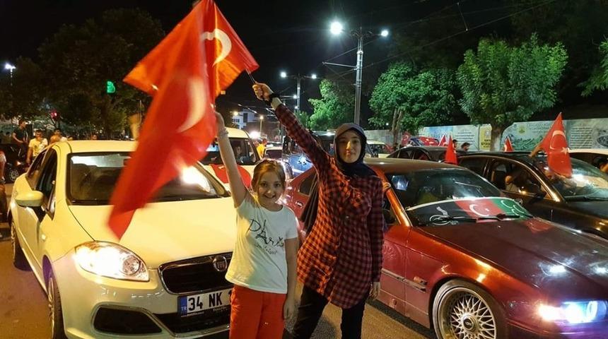 Otob&uuml;s kazasında il&ccedil;e m&uuml;ft&uuml;s&uuml;n&uuml;n kızlarından biri &ouml;ld&uuml; biri de yaralandı