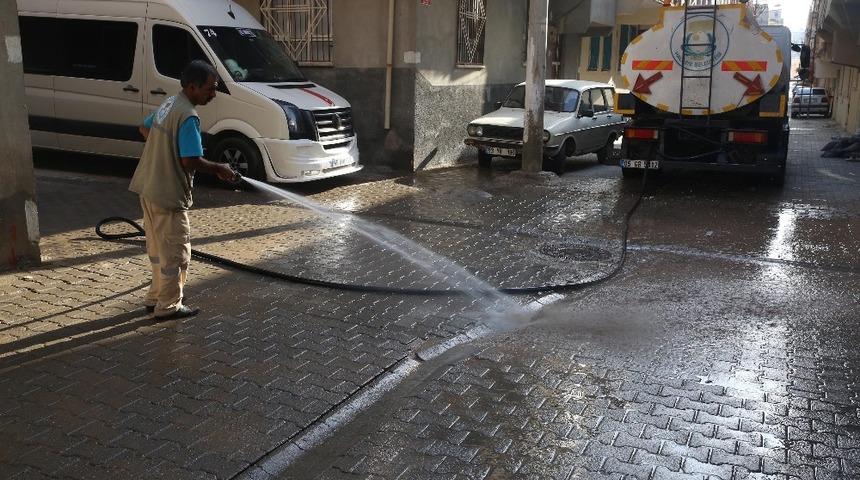 Haliliye Belediyesi ekipleri &ccedil;alışmalarını s&uuml;rd&uuml;r&uuml;yor