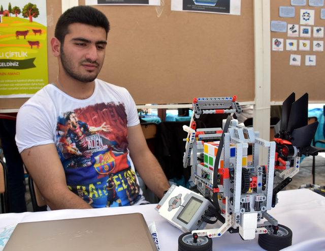 Sivas'ta ortaokullar arası robot şenliği
