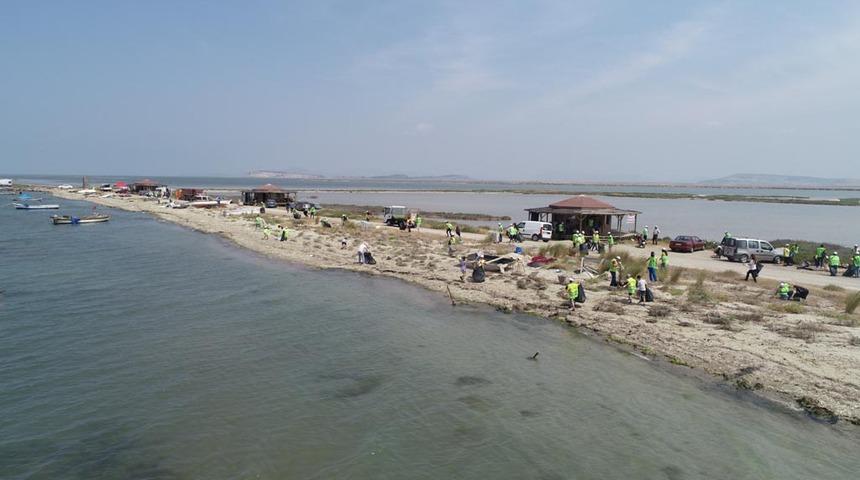 Homa Dalyanı'nda tonlarca &ccedil;&ouml;p topladılar