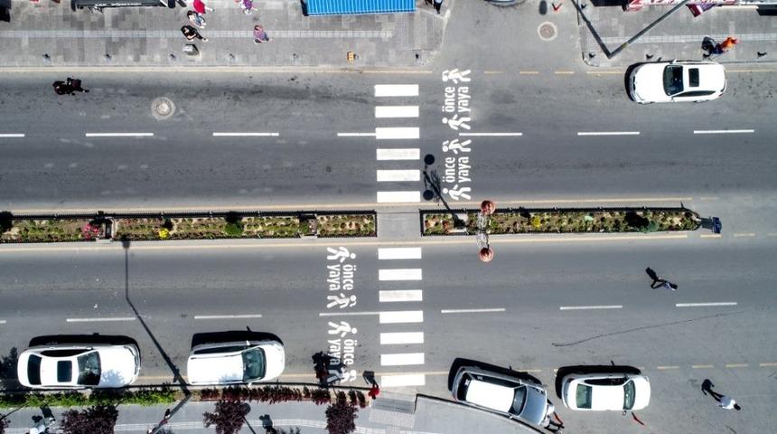 Nevşehir&rsquo;de yaya ge&ccedil;itlerine &lsquo;&Ouml;nce Yaya&rsquo; uygulaması