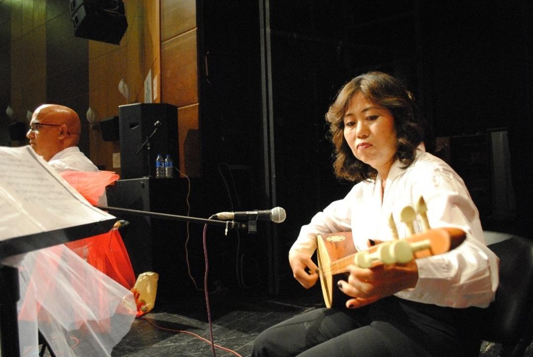 Japon Takabe saz &ccedil;alıp t&uuml;rk&uuml; s&ouml;yledi