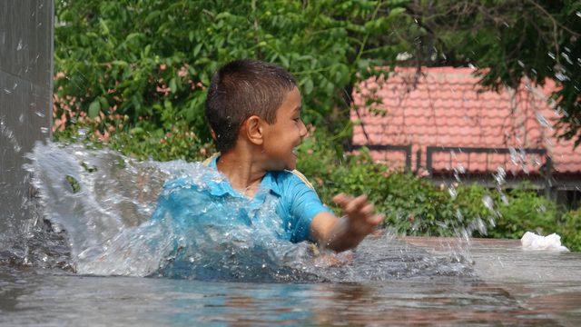 Afgan kardeşleri süs havuzundan zabıta çıkardı