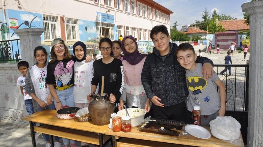 Şuhutlu minik &ouml;ğrenciler okul yararına yıl sonu kermesi d&uuml;zenledi