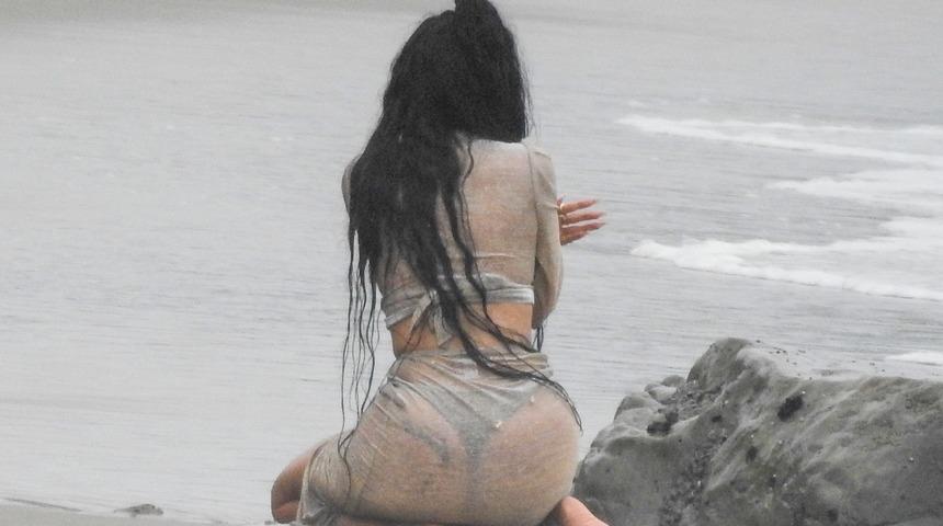 Kylie Jenner Malibu'da verdiği pozlarla g&uuml;ndem oldu!