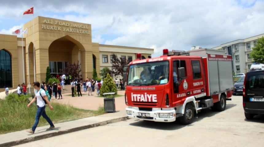 Fak&uuml;lte k&uuml;t&uuml;phanesinin tavanındaki sıva d&uuml;şt&uuml;: 1 &ouml;ğrenci yaralı