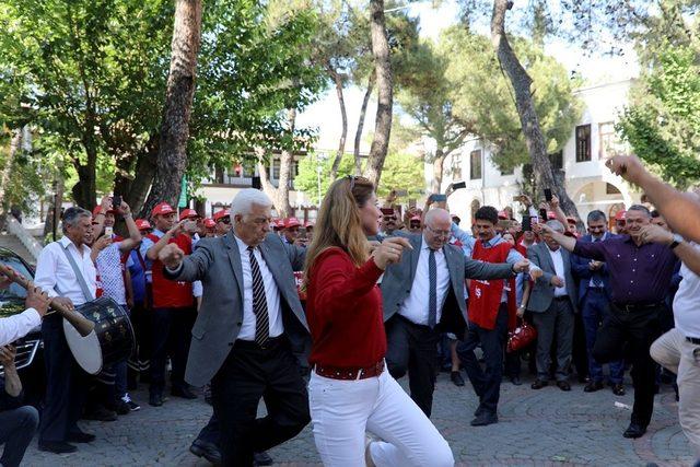 İşçiler zammı davul zurna ile kutladı