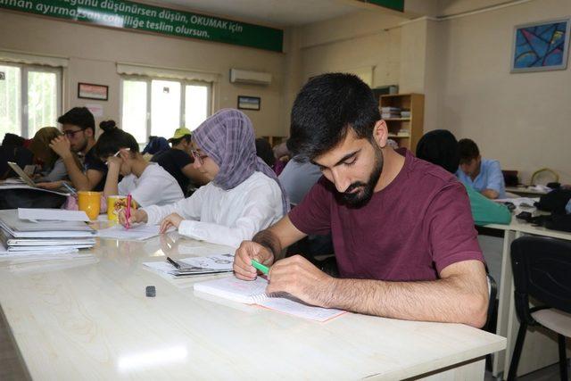 Karaköprü’de öğrenciler sınavlara hazırlanıyor