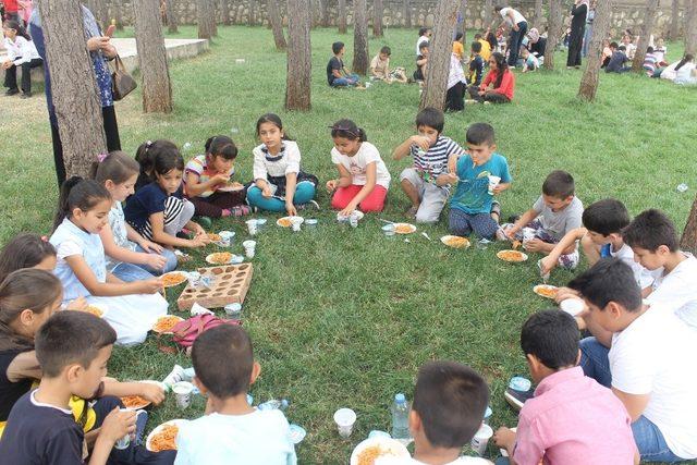 Öğrenciler piknik yaparak streslerini attı