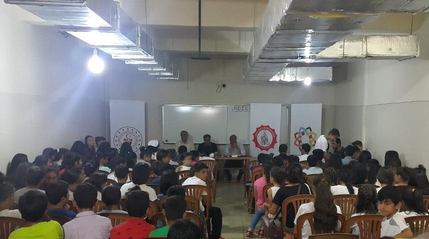 Yazar &Ccedil;elik &ouml;ğrenciler ile s&ouml;yleşi yaptı