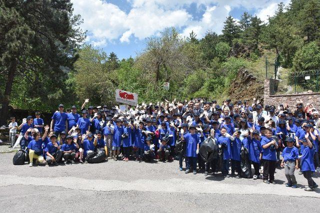 Kızılcahamam’da öğrenciler çevre için el ele verdi