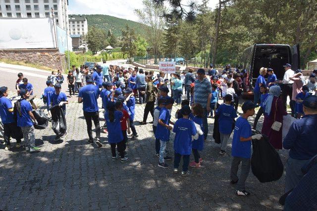 Kızılcahamam’da öğrenciler çevre için el ele verdi