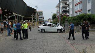 Omzuna falçata saplayan babasını arabayla sürükledi