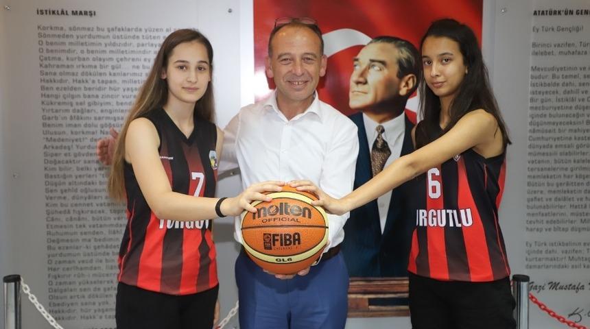 Başkan Akın milli yıldızları kampa uğurladı