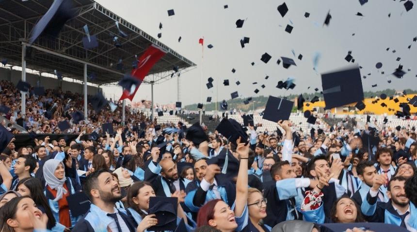 AD&Uuml; 11 bin mezununu uğurladı