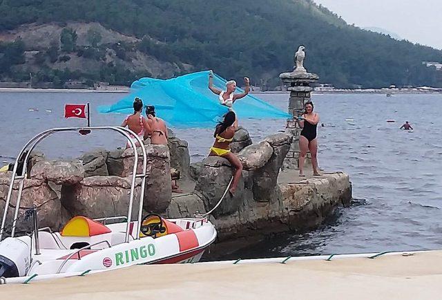 Marmaris’te turistler yağmura hazırlıksız yakalandı