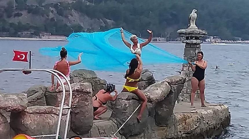 Marmaris&rsquo;te turistler yağmura hazırlıksız yakalandı