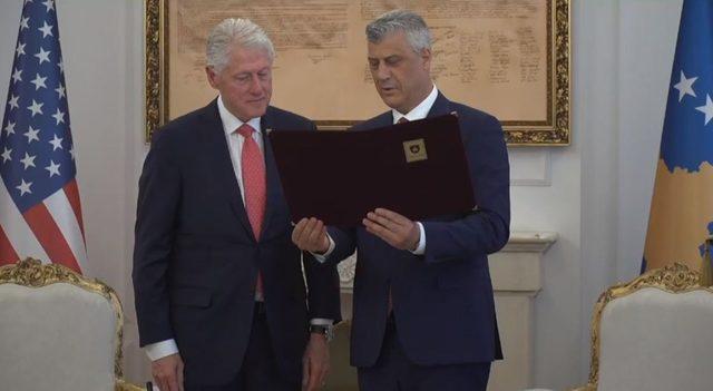 Bill Clinton'a Kosova'da 'Cumhurbaşkanlığı Nişanı' verildi