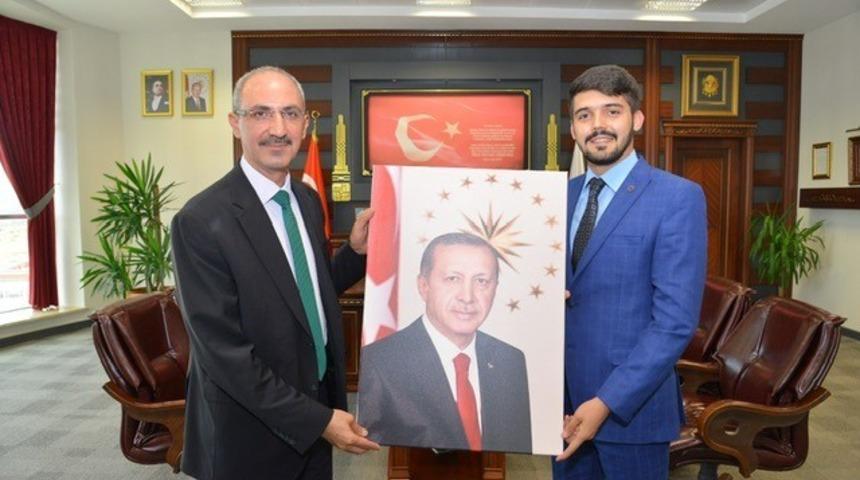 Ahi Evran &Uuml;niversitesi &Ouml;ğrencisi, Rekt&ouml;r Karakaya&rsquo;ya Cumhurbaşkanı Erdoğan&rsquo;ın portresini hediye etti