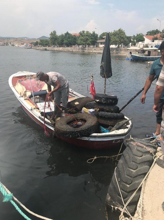 Çandarlı kıyılarından 150 kilogram atık çıktı