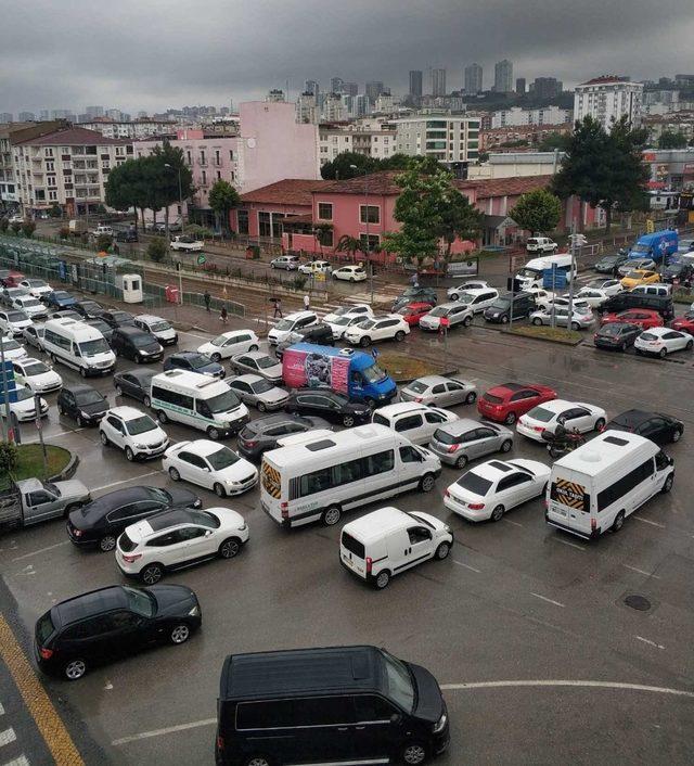 Hemzemin geçitte trafik keşmekeşliği