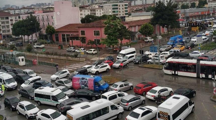 Hemzemin ge&ccedil;itte trafik keşmekeşliği