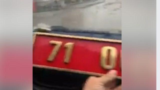 Valinin makam aracının düşen plakasını bulup, teslim etti