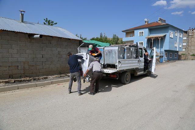 Yüksekova’da mahallelere çöp konteynerleri bırakıldı