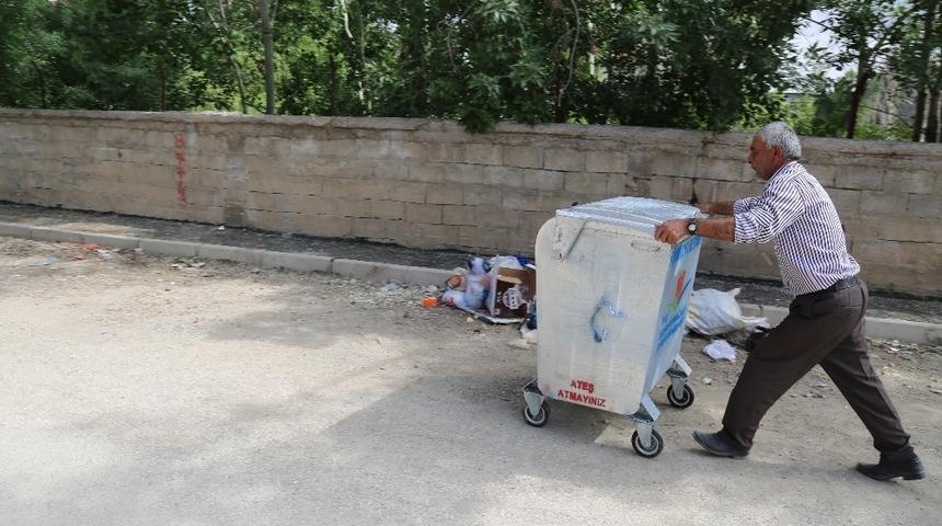 Y&uuml;ksekova&rsquo;da mahallelere &ccedil;&ouml;p konteynerleri bırakıldı