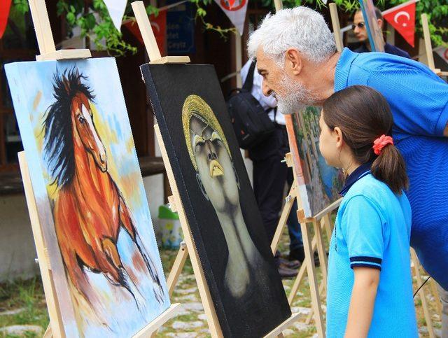 Menteşe Belediyesi resim kursiyerleri eserlerini sergiledi