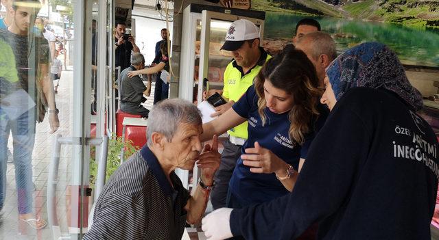 Kasap, yaralanın başına buzluktan çıkardığı kıymayı koydu