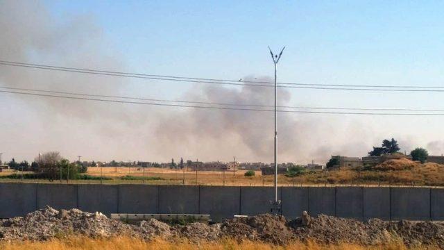 Terör örgütü PKK/PYD Telabyad’da halkın ekinlerini yakıyor