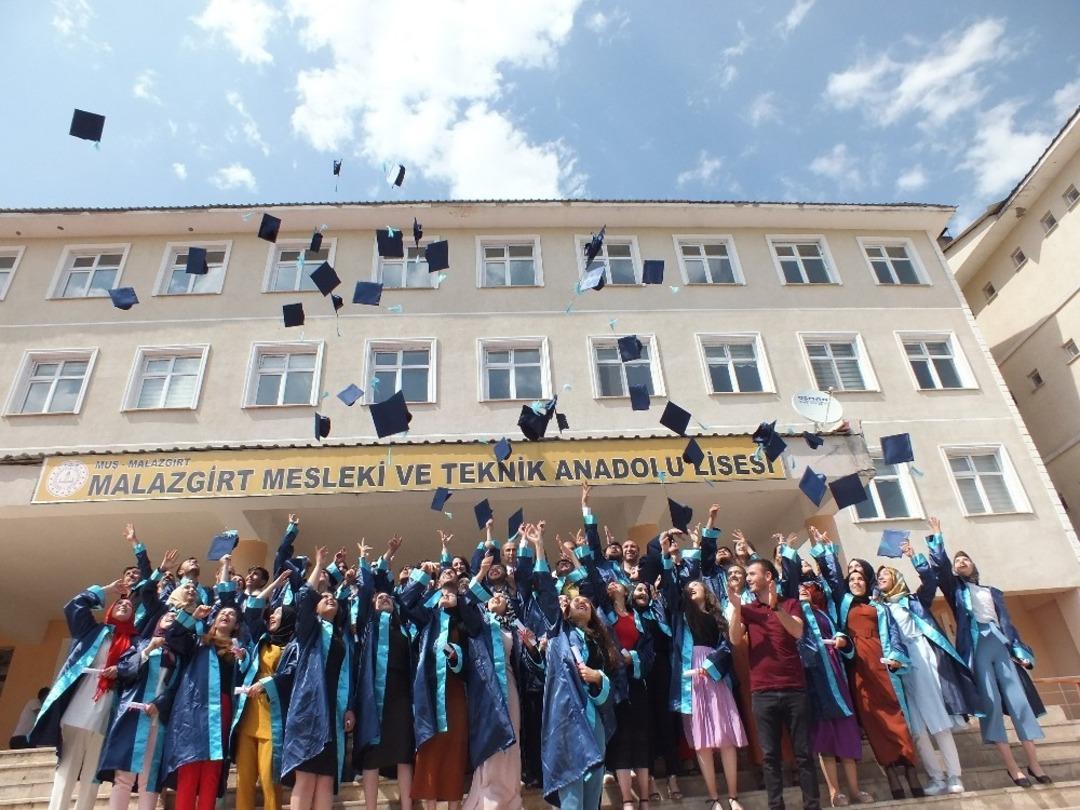 Sağlık Lisesinde mezuniyet coşkusu