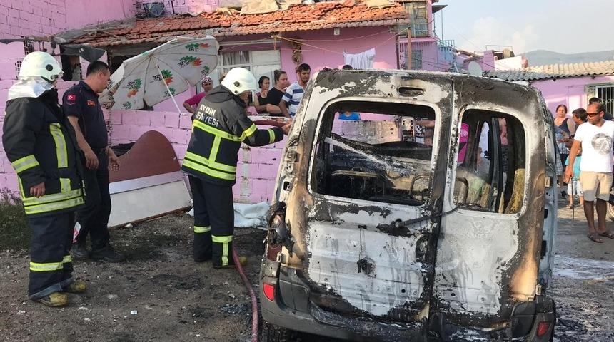 Park halindeyken yanmaya başlayan panelvan metal yığınına d&ouml;nd&uuml;