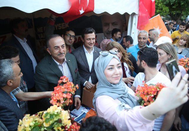 Bakan Çavuşoğlu Fatih, Beyoğlu ve Beşiktaş'ta esnaf ziyaretinde bulundu