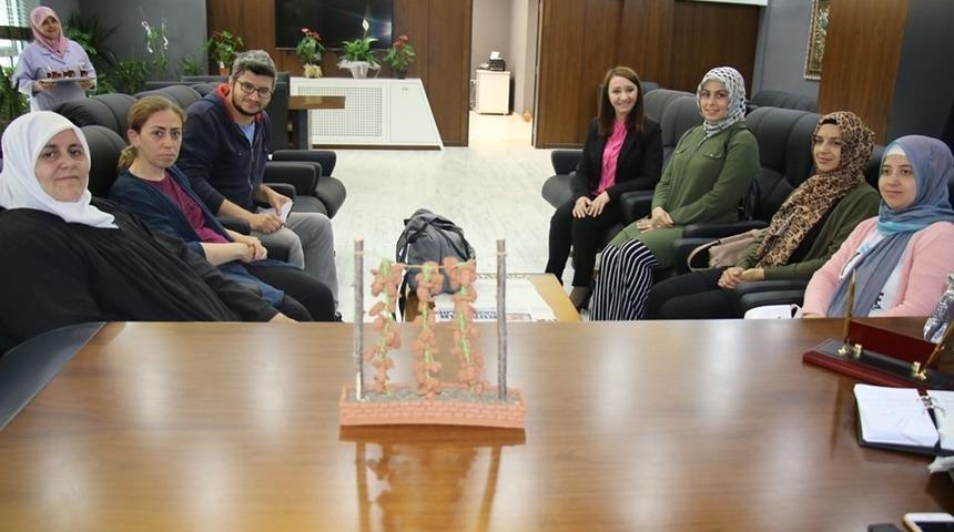 Başkan Tekin’e şerbetçi otu figürü hediye ettiler