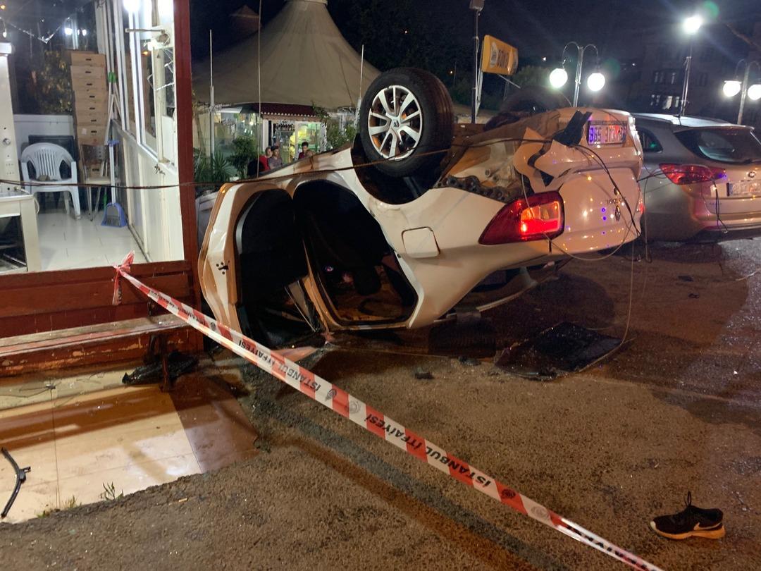 İstanbul'da feci kaza! Taklalar atarak restoranın duvarına &ccedil;arptı!