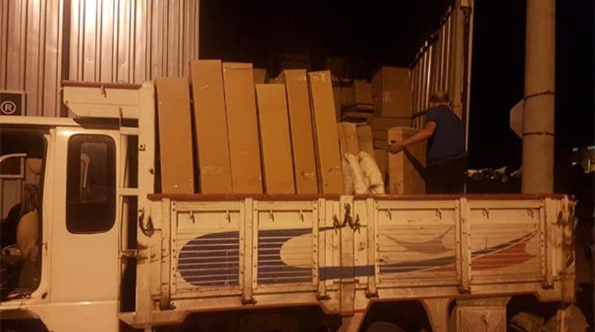 Böyle hırsızlık görülmedi! Göz göre göre ne varsa kamyona yüklediler!