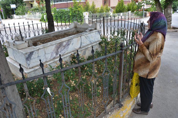 Yol ortasında kalan mezarın başında dua ediyorlar G1