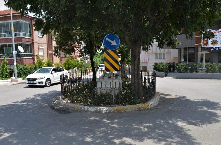 Yol ortasında kalan mezarın başında dua ediyorlar G2